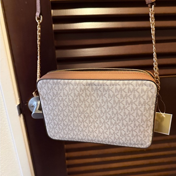 Jet Set Saffiano Leather Crossbody Bag - Picture 4 of 7